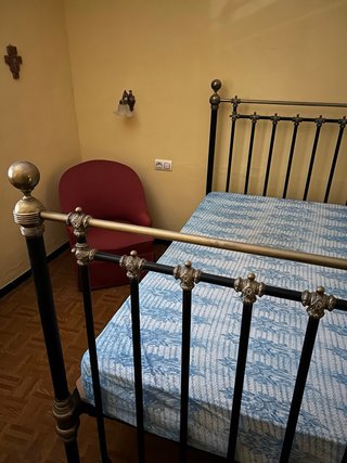 Cama antigua forja negra y dorada