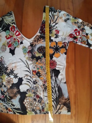 Jersey fino con pedrería en la parte delantera