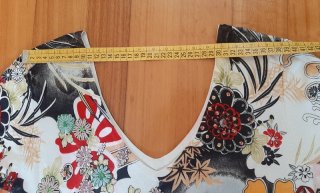 Jersey fino con pedrería en la parte delantera