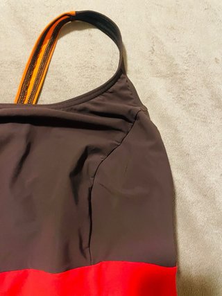 Bañador deportivo marrón y naranja