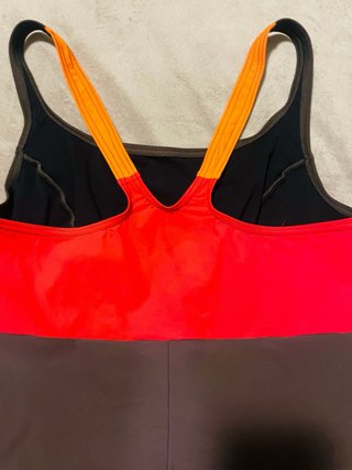 Bañador deportivo marrón y naranja