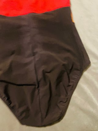 Bañador deportivo marrón y naranja