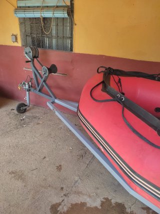 Barca hinchable roja de 3 mts con remolque