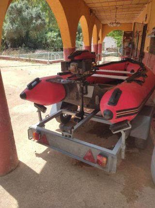 Barca hinchable roja de 3 mts con remolque