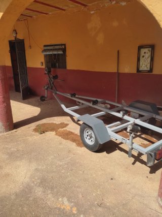 Barca hinchable roja de 3 mts con remolque