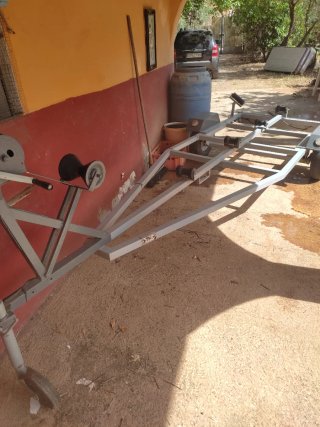Barca hinchable roja de 3 mts con remolque