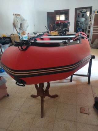 Barca hinchable roja de 3 mts con remolque