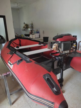 Barca hinchable roja de 3 mts con remolque
