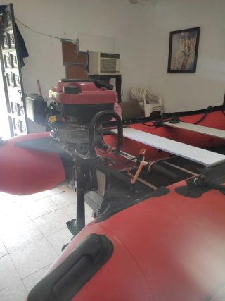 Barca hinchable roja de 3 mts con remolque