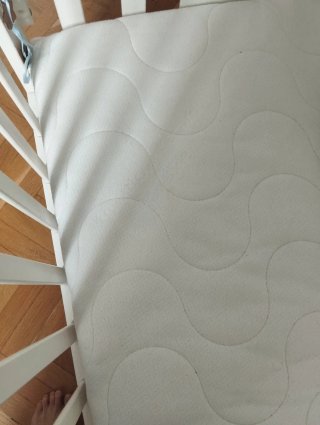 Cuna de madera + colchón + protector y sábanas