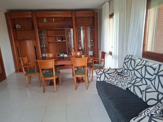 Comedor de madera completo + mesa y sillas + sofa