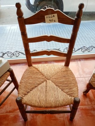 Silla de madera con asiento de yute