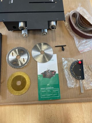 Mini sierra circular con accesorios