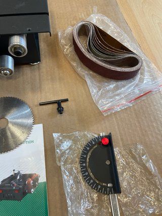 Mini sierra circular con accesorios