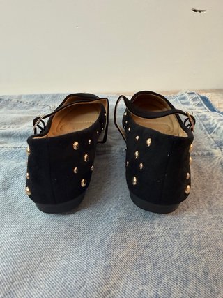 Bailarinas negras con tachuelas doradas