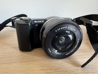 Cámara Sony Alpha 5000 + Accesorios