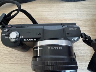 Cámara Sony Alpha 5000 + Accesorios