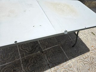 Mesa plegable blanca de plástico