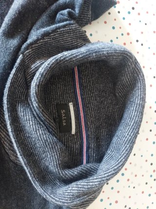 Jersey Salsa gris cuello alto y Bermuda
