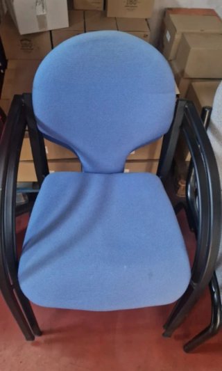 Sillas de oficina azules y roja