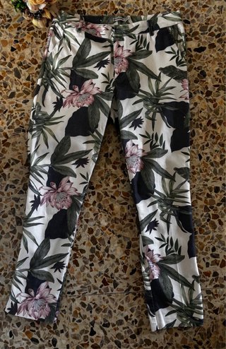 Pantalón tobillero estampado floral