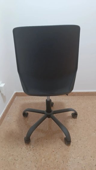 Silla giratoria negra moderna