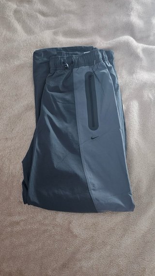 Nike Tech Woven Chaqueta Gris y Negra