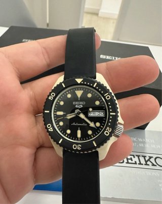 Seiko 5 Resina Beige y Negro