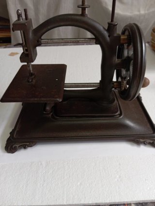 Máquina de coser antigua de hierro