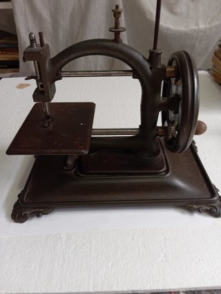 Máquina de coser antigua de hierro