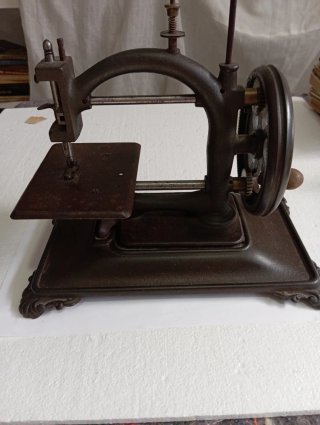 Máquina de coser antigua de hierro