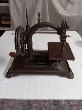 Máquina de coser antigua de hierro