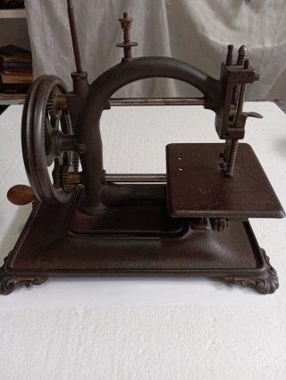 Máquina de coser antigua de hierro