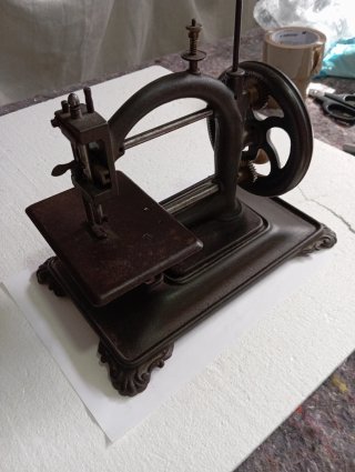 Máquina de coser antigua de hierro