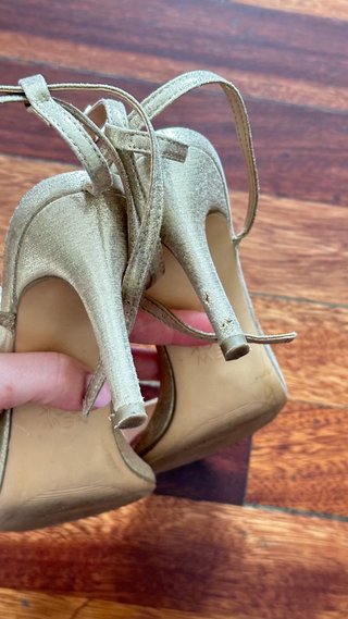 Tacones dorados New Look