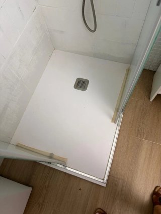 Mueble baño blanco + armario blanco + plato ducha