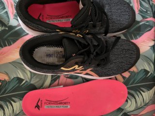Zapatillas deportivas Asics negras y naranjas