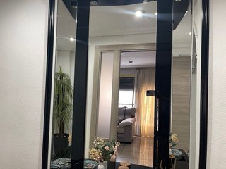 Mueble de entrada negro con espejo y cajones