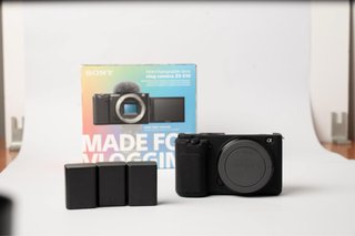 Sony a7III + ZV-E10 + 3 objetivos + regalos