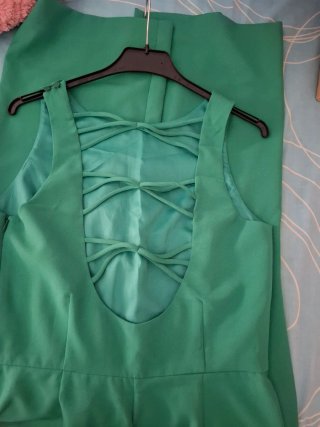 Mono verde de mujer. Espalda con tiras