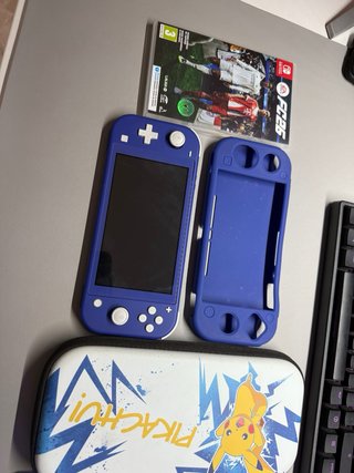 Nintendo Switch Lite Blu + Custodia Pikachu + FC26