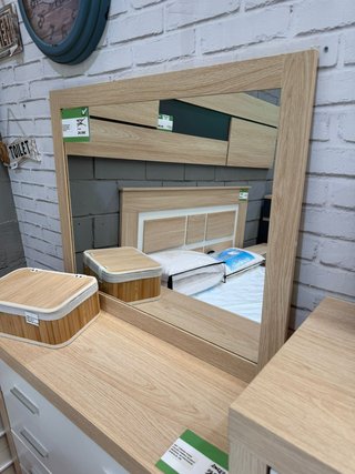 Cómoda con espejo de madera y cristal