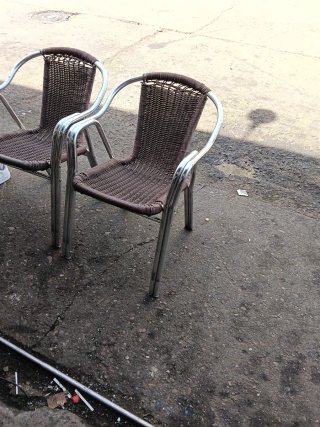 Sillas de terraza metálicas y mimbre