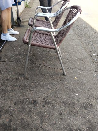 Sillas de terraza metálicas y mimbre