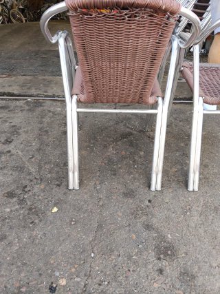 Sillas de terraza metálicas y mimbre
