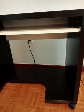 Mesa de ordenador wengue con ruedas