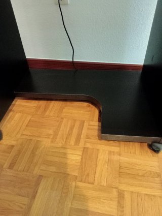 Mesa de ordenador wengue con ruedas