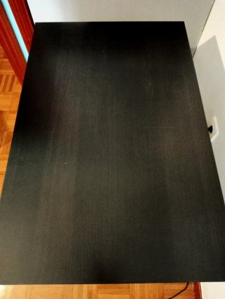 Mesa de ordenador wengue con ruedas