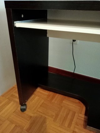 Mesa de ordenador wengue con ruedas