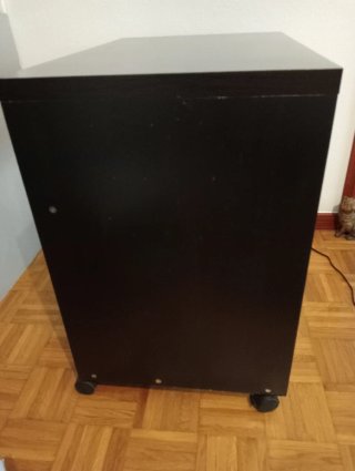 Mesa de ordenador wengue con ruedas